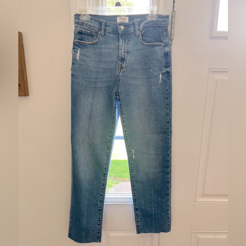 Kensie Women’s Juliett high rise slim jeans. Raw cut hem. Size small.